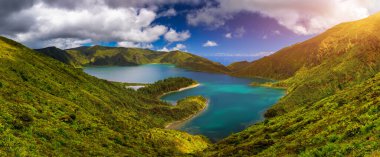 Portekiz Sao Miguel Adası 'ndaki Lagoa do Fogo Gölü' nün güzel panoramik manzarası. So Miguel Adası, Azores 'de Fogo Gölü. Lagoa do Fogo 'nun panoramik görüntüsü, Sao Miguel, Azores, Portekiz.