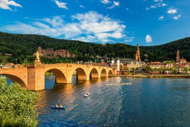 Neckar nehri, Almanya 'daki Heidelberg kasabası. Heidelberg kasabası ünlü Karl Theodor eski köprüsü ve Heidelberg kalesi, Almanya. 