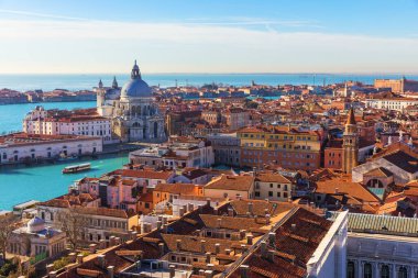 Büyük Kanal ve Basilica Santa Maria della Salute 'un havadan görünüşü, Venedik, İtalya. Venedik Avrupa 'nın popüler bir turizm merkezidir. Venedik, İtalya.