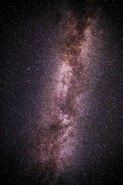 Samanyolu. Galaksi Evreni 'nin birçok yıldızlı fotoğrafı. Gece gökyüzü arka planında Samanyolu Galaksisi. Gece Gökyüzündeki Yıldızlar, Samanyolu Galaksisi. Yıldızlarla ve Samanyolu galaksisiyle gece gökyüzü.