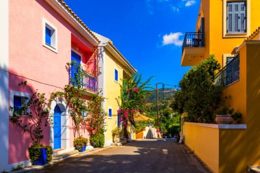 Yunanistan, Kefalonia 'daki Assos köyü. Akdeniz 'de turkuaz renkli körfez Kefalonya, Yunanistan, İyon adası, Cephalonia, Assos köyü Assos köyünde güzel renkli evleri var..