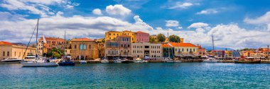 Chania 'nın eski bir limanı. Girit adasının simgeleri. Yunanistan. Chania Körfezi, güneşli yaz gününde, Girit Yunanistan. Girit, Yunanistan 'daki eski Chania limanının manzarası. Chania Limanı ya da Hania. 