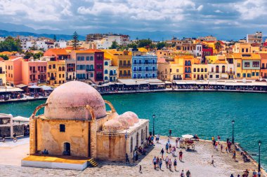 Chania 'nın eski bir limanı. Girit adasının simgeleri. Yunanistan. Chania Körfezi, güneşli yaz gününde, Girit Yunanistan. Girit, Yunanistan 'daki eski Chania limanının manzarası. Chania Limanı ya da Hania. 
