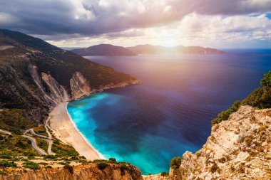 Yunanistan 'ın başkenti Kefalonia' dan ünlü Myrtos plajı. Myrtos Sahili, Kefalonia Adası, Yunanistan. Myrtos Sahili, İyon Adası, Kefalonya (Cephalonia), Yunanistan.
