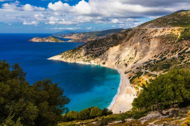 Yunanistan 'ın başkenti Kefalonia' dan ünlü Myrtos plajı. Myrtos Sahili, Kefalonia Adası, Yunanistan. Myrtos Sahili, İyon Adası, Kefalonya (Cephalonia), Yunanistan.
