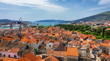 Hırvatistan Avrupa 'nın eski turistik mekanı Trogir kentinde manzara. Trogir kasabası kıyı manzarası. Muhteşem Trogir, Hırvatistan. Hırvatistan 'ın güneşli, eski Venedik kenti, Dalmaçya Sahili.