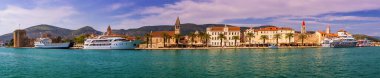Promenade Trogir, Hırvatistan tarihi binalarda. Trogir, Hırvatistan'daki popüler gezi yeridir. Trogir, Unesco Dünya Miras Alanı, Dalmaçya, Hırvatistan için en çok ziyaret edilen yerlerden biri.