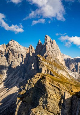 Seceda tepesine bak. Trentino Alto Adige, Dolomites Alps, Güney Tyrol, İtalya. Odle dağ sırası, Val Gardena. Majestic Furchetta zirvesi. Seceda 'dan tek kişilik grup, Santa Cristina Val Gardena.