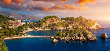 İtalya, Sicilya, Taormina 'daki Isola Bella' nın hava manzarası. Isola Bella İtalya, Sicilya, Taormina yakınlarında küçük bir adadır. Adayı İyon Denizi 'nin masmavi sularındaki Taormina sahiline bağlayan dar bir yol var.. 