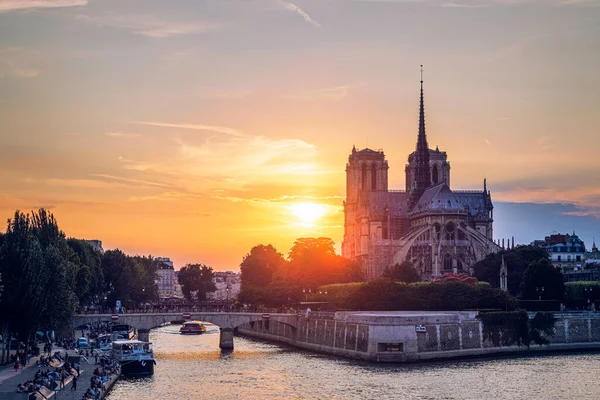 ノートルダム大聖堂 フランス ノートルダム大聖堂 パリで最も美しい大聖堂 パリのノートルダム大聖堂の上の絵のような日没 2019で火災で破壊された — ストック写真