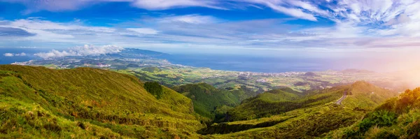 亚速尔全景自然景观 美丽的葡萄牙风景岛 火山口和绿地中美丽的泻湖 旅游景点和旅游目的地 葡萄牙亚速尔 — 图库照片