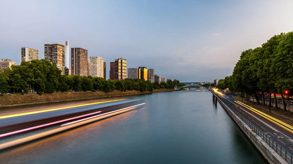 法国巴黎的塔楼和摩天大楼 在塞纳河沿岸的驳船前面被用作办公楼和办公大楼 塞纳河畔的塞纳河位于塞纳河畔的塞纳河畔 — 图库照片