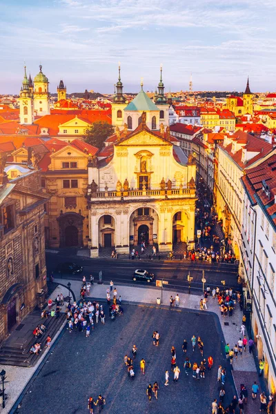 チェコ共和国プラハの旧市街建築の美しい夏の空中パノラマ プラハ旧市街の赤い瓦のパノラマ プラハ旧市街広場には伝統的な赤い屋根があります チェコ — ストック写真