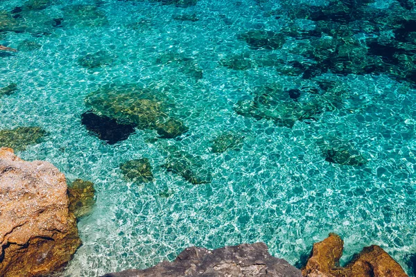 明るい太陽光の反射 海の水の背景と水の表面 透明海の水の背景 青い海の水の背景 — ストック写真