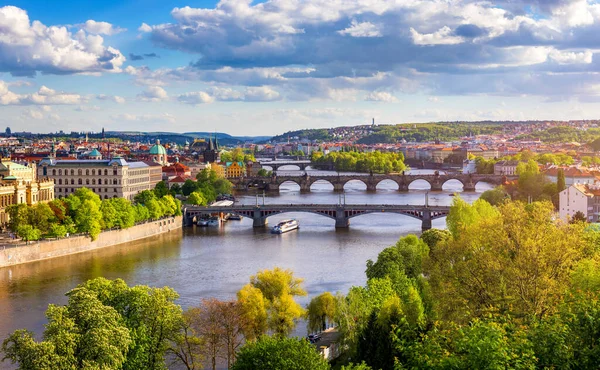 旧市街プラハ Czech Republic ヴルタヴァ川とカレル橋のスカイライン 赤い屋根のプラハのパノラマの景色 チェコ プラハのレトナ公園からのプラハの眺め — ストック写真