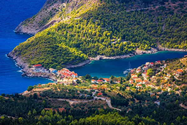 Yunanistan Kefalonia Daki Assos Köyü Akdeniz Turkuaz Renkli Körfez Kefalonya — Stok fotoğraf