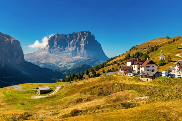 ガーデンパス トレンティーノ アルト アディジェ イタリア 背景にサソルンゴ山とガーデナパス Passo Gardena Alphan Pass — ストック写真