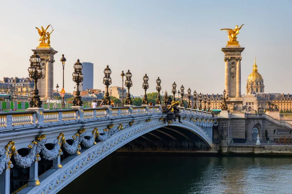 Brücke Pont Alexandre Iii Über Die Seine Einem Sonnigen Sommermorgen lizenzfreie Stockfotos