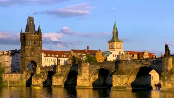 Scénický Pohled Staroměstskou Přístavní Architekturu Karlův Most Přes Vltavu Praze — Stock video