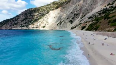 İkonik turkuaz ve safirden oluşan hava aracı videosu ve Myrtos, Kefalonia (Cephalonia) adası plajı, İyonya, Yunanistan. Myrtos Sahili, Kefalonia Adası, Yunanistan. Myrtos plajının güzel manzarası.