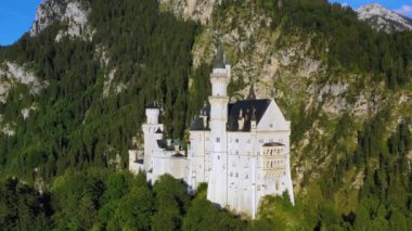 Fussen, Bavyera, Almanya yakınlarındaki Neuschwanstein Peri Masalı Kalesi. Ünlü Neuschwanstein Kalesi manzarası. Konum: Fussen yakınlarındaki Hohenschwangau köyü, güneybatı Bavyera, Almanya, Avrupa