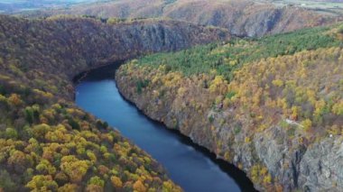 Güzel Vyhlidka Maj, Gözcü Maj, Çek Cumhuriyeti, Teletin yakınlarında. Vltava Nehri 'nin Meander' ı yukarıdan bakıldığında renkli sonbahar ormanlarıyla çevrilidir. Çek topraklarında turistik bir yer. Çek Cumhuriyeti.