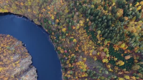 Gyönyörű Vyhlidka Maj, kilátó Maj, Teletin közelében, Cseh Köztársaság. Meander a folyó Moldva körül színes őszi erdő felülről nézve. Turisztikai attrakció a cseh táj. Cseh Köztársaság. — Stock videók