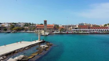 Geyik heykeli olan Mandraki limanı, Heykelin durduğu yer ve Aziz Niklas kalesi. Rodos, Yunanistan. Rodos, Rodos, Yunanistan Heykeli 'nin yerine Hirschkuh heykeli