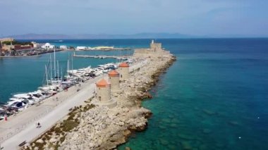Geyik heykeli olan Mandraki limanı, Heykelin durduğu yer ve Aziz Niklas kalesi. Rodos, Yunanistan. Rodos, Rodos, Yunanistan Heykeli 'nin yerine Hirschkuh heykeli