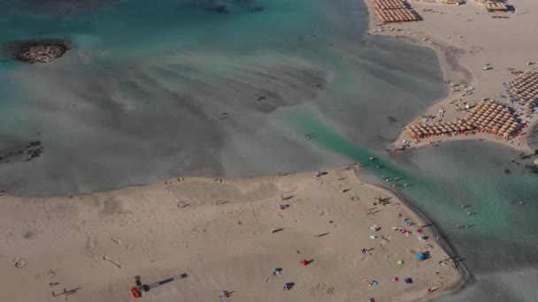 Flygdrönare panoramautsikt video av berömda exotiska paradiset sandig smaragd stranden Elafonissi i sydvästra Kreta ön, Grekland. Vacker utsikt över den blå stranden Elafonissi på Kreta, Grekland. — Stockvideo