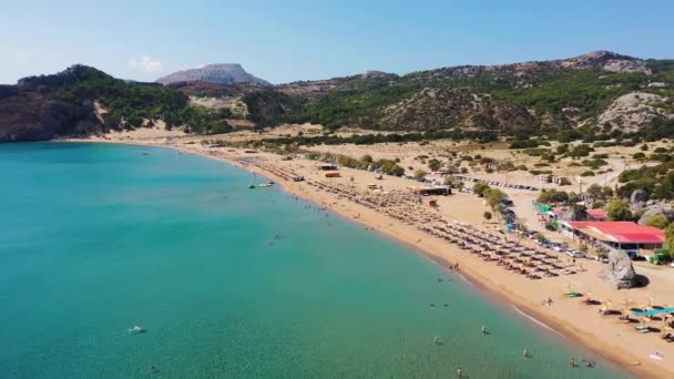 上から金色の砂のビューを持つツァンピカビーチ ロードス島 ギリシャ Tsampikaの有名なビーチの空中鳥の目のビュー ロードス島 ドデカネス ギリシャ — ストック動画