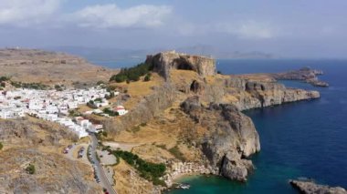Lindos küçük, bembeyaz bir köy ve Akropolis, Ege Denizi 'ndeki Rhodos Adası manzarası, Rodos, Yunanistan. Lindos Körfezi, Köy ve Akropolis, Rodos, Yunanistan
