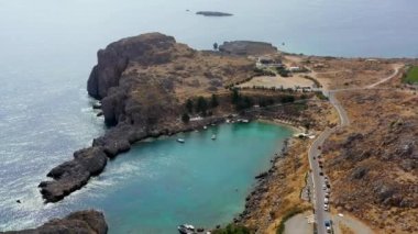 Lindos, Rhodes Adası, Yunanistan 'daki St. Paul körfezindeki hava manzarası. Yunanistan 'ın Rodos Adası, Avrupa' daki Lindos 'ta St Pauls Körfezi' ne bakan panoramik çekim.