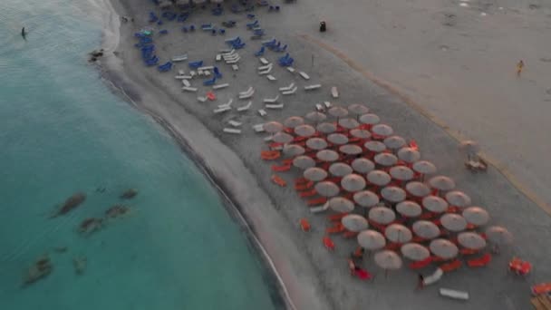 Letecký drone panoramatický pohled video slavného exotického ráje písečné smaragdové pláže Elafonissi na jihozápadě ostrova Kréta, Řecko. Krásný výhled na modrou pláž Elafonissi na Krétě, Řecko. — Stock video