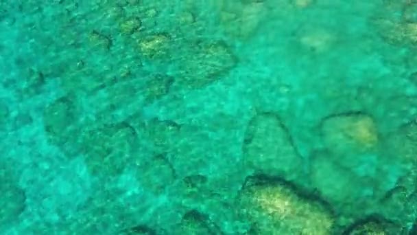 ギリシャのロードス島の完全に透明な青いターコイズブルーの水の空中映像 サンゴ礁と透明な海の水で美しい休日の目的地のシーン ギリシャのロードス — ストック動画