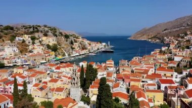 Renkli evler ve küçük teknelerle güzel Yunan adası Symi 'nin (Simi) havadan manzarası. Yunanistan, Suriye adası, Suriye (Rodos yakınlarında), Dodekanese manzarası.