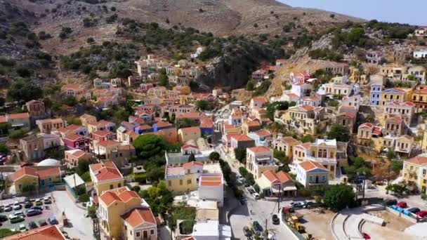 在空中俯瞰美丽的希腊塞米岛 西米岛 岛上有五彩斑斓的房屋和小船 锡米岛 锡米镇 罗得岛附近 — 图库视频影像