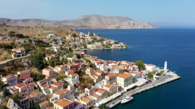 Renkli evler ve küçük teknelerle güzel Yunan adası Symi 'nin (Simi) havadan manzarası. Yunanistan, Suriye adası, Suriye (Rodos yakınlarında), Dodekanese manzarası.