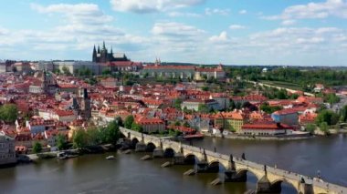 Prag merkezinin yukarıdan panoramik manzarası, Prag şehrinin havası, Prag şehrinin yukarıdan görünüşü, şehrin üzerinden uçuş, Vltava Nehri, Charles Köprüsü, Prag, Çek Cumhuriyeti.