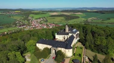 Ortaçağ kalesi Zbiroh 'un en iyi manzarası. Çek Cumhuriyeti. Rokycany Bölgesi, Pilsen Bölgesi, Çek Cumhuriyeti 'nde ortaçağ Zbiroh Şatosu' nun heybetli manzarası.