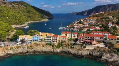 Yunanistan 'ın Cefalonia kentindeki Assos adasındaki güzel ve renkli geleneksel balıkçı köyünün insansız hava aracı görüntüsü. Sefalonya 'daki Assos Yarımadası (Kefalonia), Yunanistan