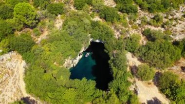 Yunanistan 'ın Kefalonia adasındaki ünlü Melissani Gölü. Yunanistan 'ın Kefalonia adasındaki Karavomylos köyündeki Melissani Mağarası' nın (Melissani Gölü) tepesinde. Melissani Mağarası yukarıdan görüldü.