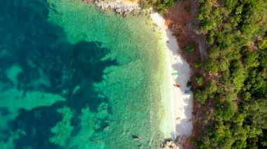 Yunanistan 'ın Kefalonia adasındaki Antisamos plajında kristal berraklığında masmavi bir su. Kefalonya adası, İyon adası, Cephalonia, Antisamos plajı, Yunanistan 'da Antisamos plajı olan güzel bir sahil.. 
