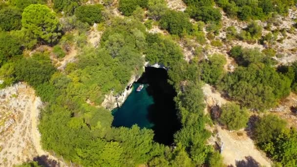希腊卡拉瓦米洛斯Kefalonia岛上著名的Melissani湖 希腊Kefalonia岛上Karavomylos村Melissani洞 Melissani湖 从上面看Melissani洞穴 — 图库视频影像