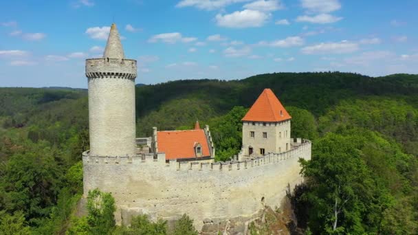 中世の城の空中ビューココリン近くチェコのプラハ 中央ヨーロッパ 中世ゴシック様式の城ココリンスクは チェコ共和国の風景区を保護しました 中世ゴシック様式の城こころりん — ストック動画