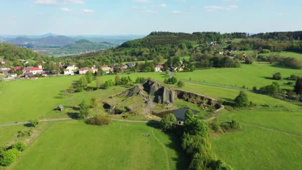 Estructuras Poligonales Columnas Basalto Monumento Natural Panska Skala Cerca Kamenicky — Vídeo de stock