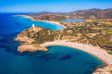 Uçan İHA 'dan Torre di Chia manzarası. Torre di Chia kulesiyle Akropoli di Bithia. Sardunya adasının havadan görünüşü, İtalya, Avrupa. Chia Sahili Panoraması, Sardunya, İtalya. 
