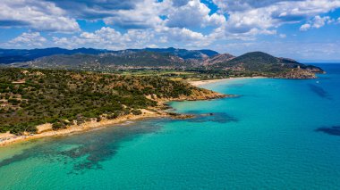 Chia, Sardinya, İtalya 'nın harika plajlarının manzarası. Güzel Chia Körfezi manzarası ve harika plajlar, Sardunya Adası, İtalya. Su Guideu sahilindeki güzel deniz ve körfez, Sardunya adası, İtalya