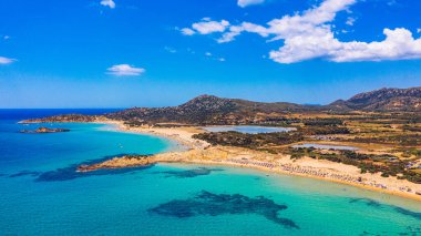 Uçan İHA 'dan Torre di Chia manzarası. Torre di Chia kulesiyle Akropoli di Bithia. Sardunya adasının havadan görünüşü, İtalya, Avrupa. Chia Sahili Panoraması, Sardunya, İtalya. 