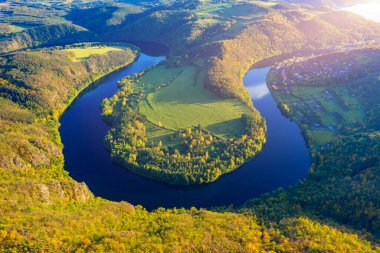 Çek Cumhuriyeti 'nin Solenice bakış açısından Vltava Nehri at nalı şeklindeki görüntüsü. Zduchovice, Solenice, Prag, Çek Cumhuriyeti 'ne yakın, seyahat merkezleri arasında saklı mücevher.